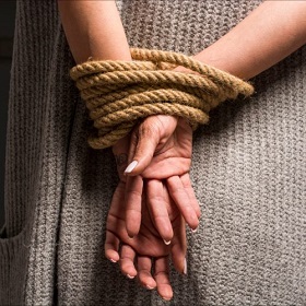 Стесняется бородавок на руках